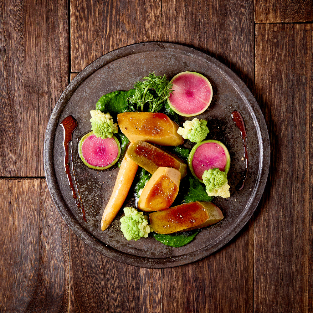 生麩のステーキ。焼いた生麩に野菜を添えた現代的な料理例。
