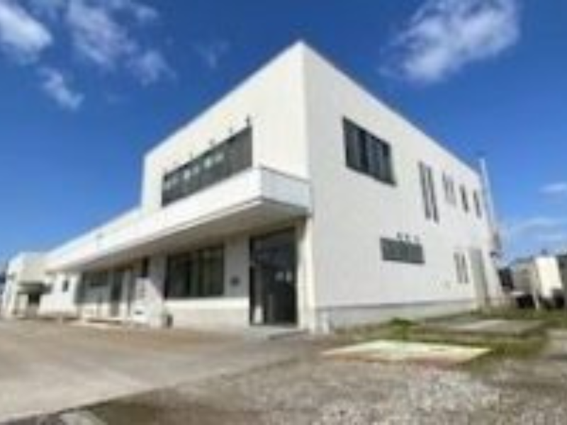 株式会社小矢部デリカの外観。調理・加工を行い、商品を食卓へ仕上げる製造拠点。
