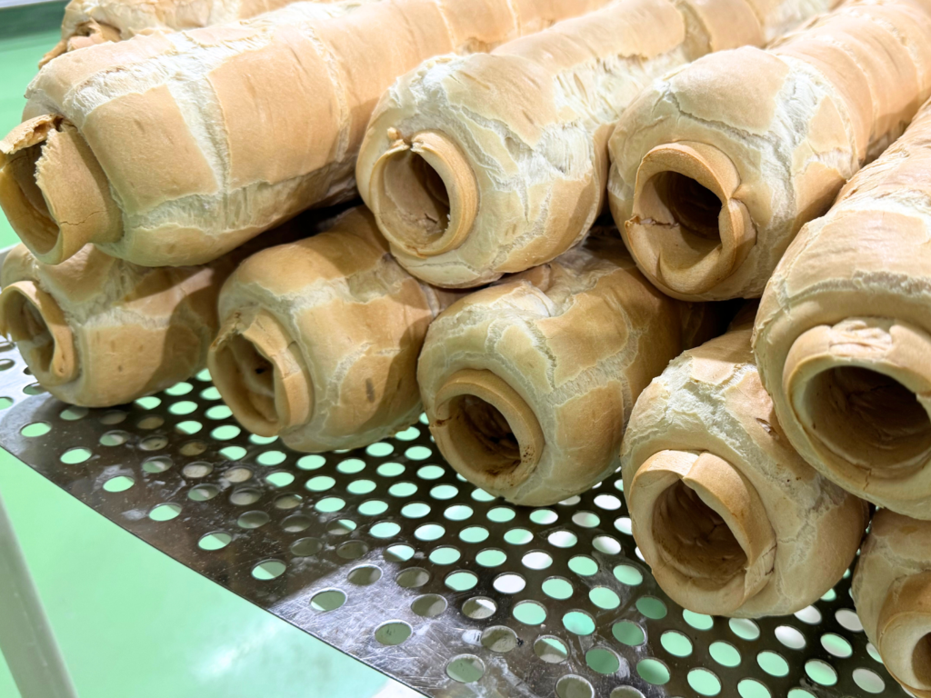 焼き麩を乾燥させる工程。保存性と軽い食感を生み出す仕上げ。
