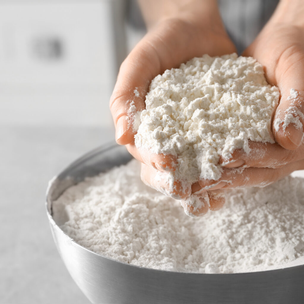 小麦粉の状態を確認する工程。製造工程を細やかに設計し、品質を整える作業。
