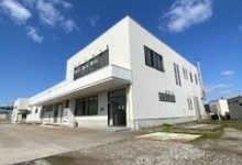 株式会社小矢部デリカの外観。調理・加工を行い、商品を食卓へ仕上げる製造拠点。
