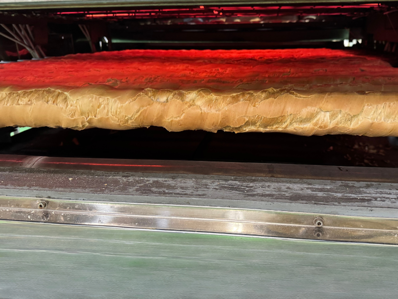 蒸す・焼く工程。生麩や焼き麩の形と食感が決まる加熱工程。
